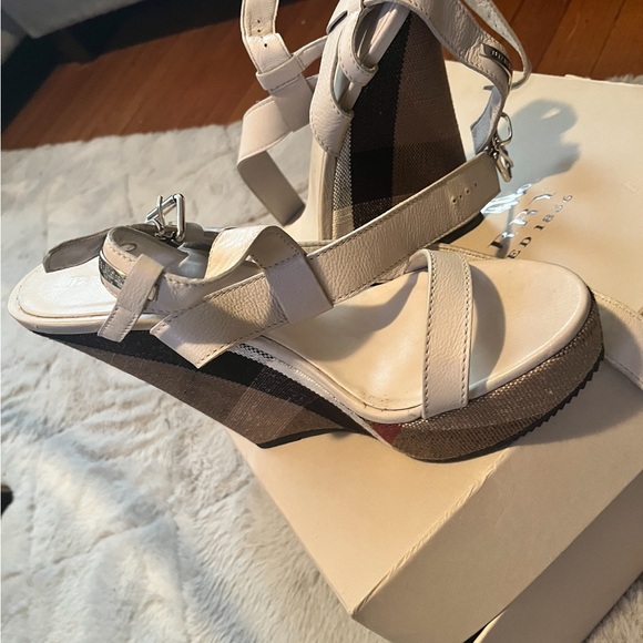 Authentic Burberry sandal wear twice for two hours like new with box and dust - Picture 6 of 6